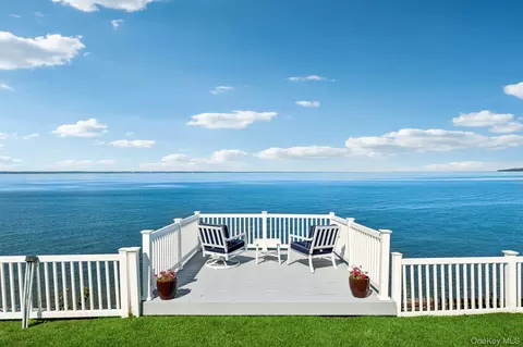 19 Oak Point Dr N, Bayville, NY 11709