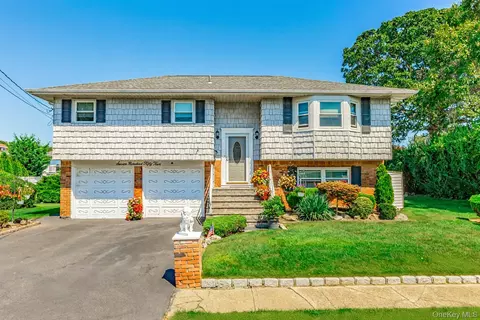 754 Halsey Pl, Lindenhurst, NY 11757