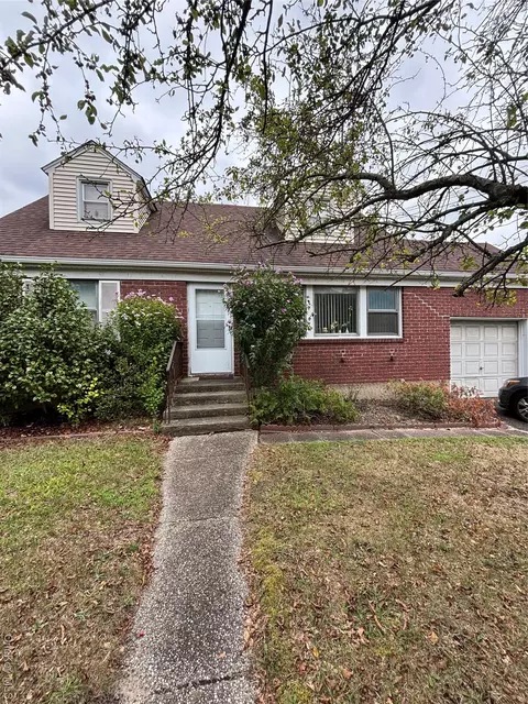 371 N Ocean Ave, Patchogue, NY 11772
