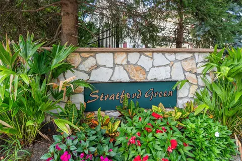 37 Stratford Grn, Farmingdale, NY 11735