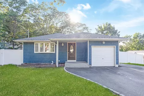 16 Hillside Rd, Farmingville, NY 11738