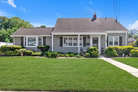49 Princeton Pl, Merrick, NY 11566