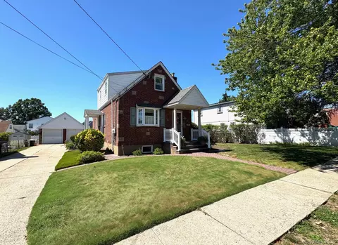 175 Daffodil Ave, Franklin Square, NY 11010