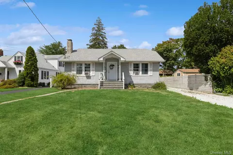 618 Corwin St, Riverhead, NY 11901