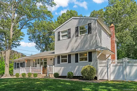 20 Wren Dr, Hauppauge, NY 11788