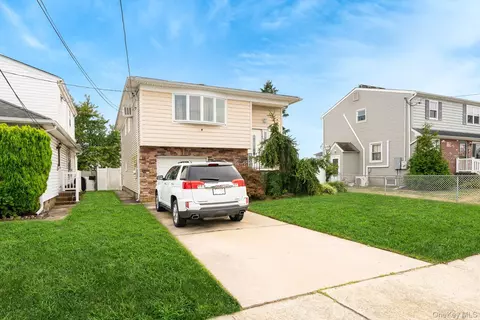47 W Granada Ave, Lindenhurst, NY 11757