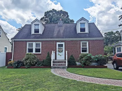 46 E 19th St, Huntington Station, NY 11746