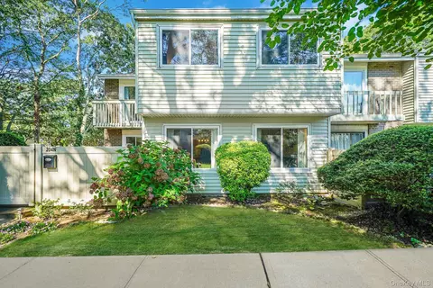 204 Springmeadow Dr #N, Holbrook, NY 11741