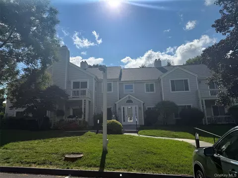 18 Bayberry Dr, Peekskill, NY 10566