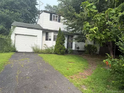 2816 Rhode Island Ave, Medford, NY 11763