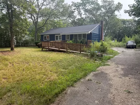 15 Dourland Rd, Medford, NY 11763