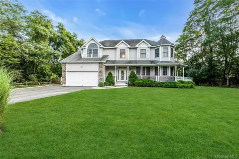 3 Danamarie Ln, Patchogue, NY 11772