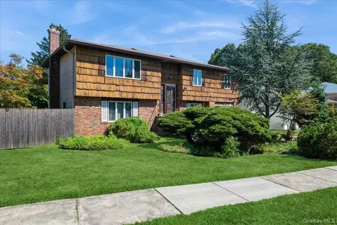 10 Marsulin Dr, Syosset, NY 11791