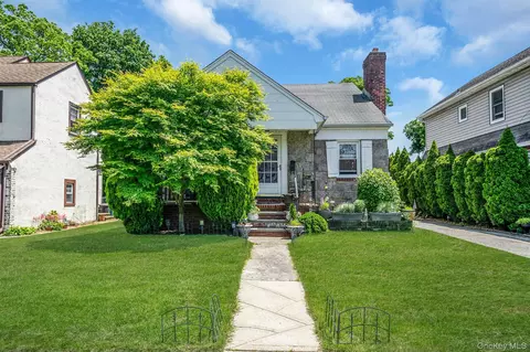 58 Chestnut St, Lynbrook, NY 11563