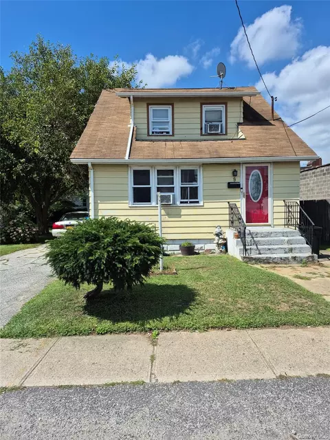 9 Watkins St, Lynbrook, NY 11563