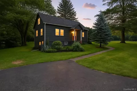 27 Amato Ln, Highland, NY 12528