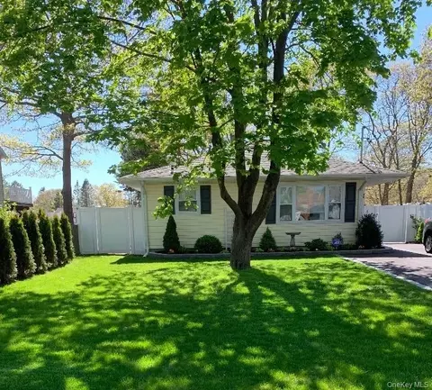 99 Forrest Ave, Shirley, NY 11967