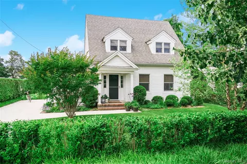 13 Bell St, Bellport, NY 11713