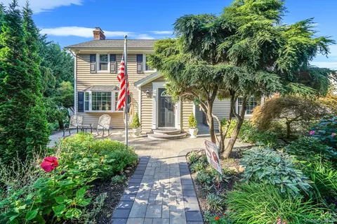 392 N Country Rd, Smithtown, NY 11787