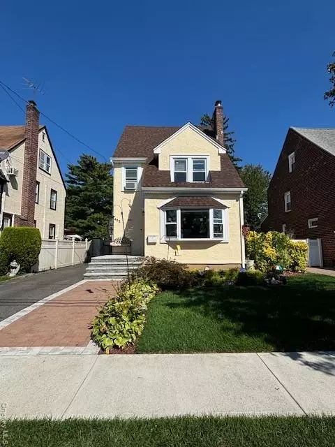 452 Macatee Pl, Mineola, NY 11501