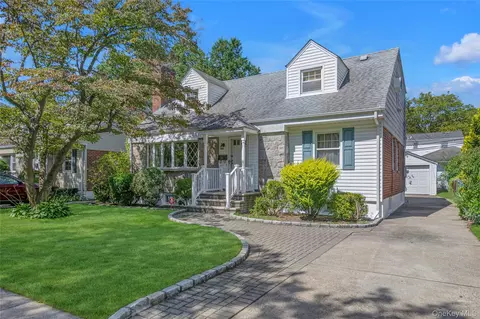 35 Kingston St, North Hempstead, NY 11040