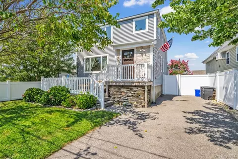 11 Nereid Pl, Babylon, NY 11702