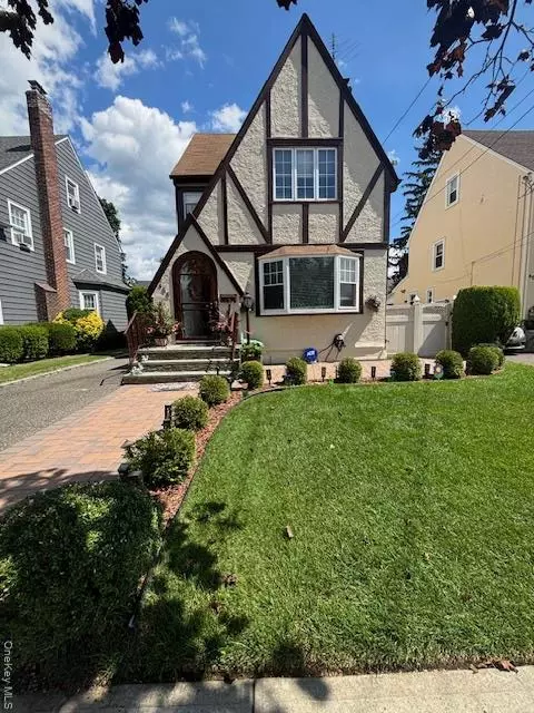 456 Macatee Pl, Mineola, NY 11501