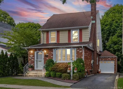 23 Nassau Rd, North Hempstead, NY 11021