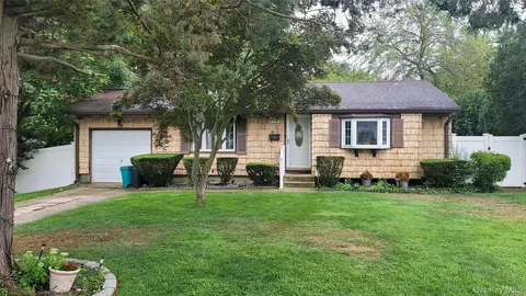 257 Fruitwood Ln, Central Islip, NY 11722