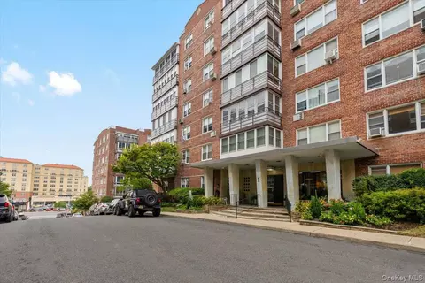 1 Washington Square Washington Sq #1D, Larchmont, NY 10538