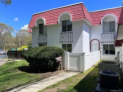 805 Blue Ridge Dr, Medford, NY 11763