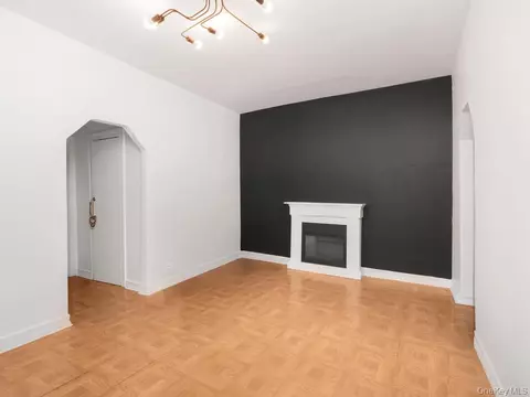 Living - 805 E 182nd St #4E, New York, NY 10460 photo 3 of 4
