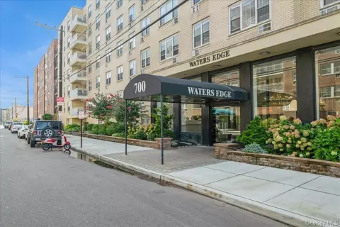 700 Shore Rd #2E, Long Beach, NY 11561