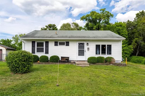 52 Van Wyck Dr, Poughkeepsie, NY 12601