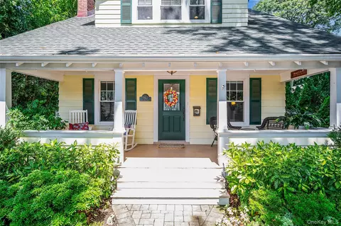 11 Sammis St, Huntington, NY 11743