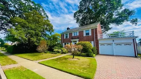 134 Fonda Rd, Rockville Centre, NY 11570