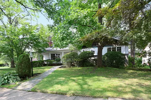 245 Birch Dr #ROSLYN, North Hempstead, NY 11576