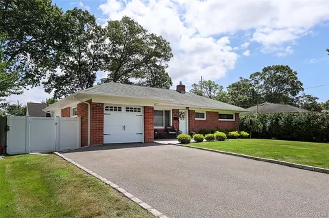 1057 Thompson Dr, Bay Shore, NY 11706