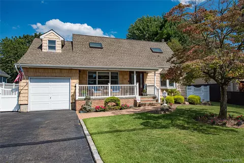 157 W 19th St, Deer Park, NY 11729