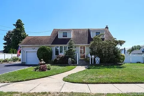 1 Oakdale Pl, Massapequa Park, NY 11762