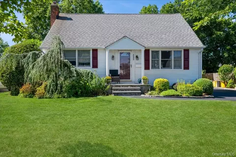 3980 Kingsberry Rd, Seaford, NY 11783