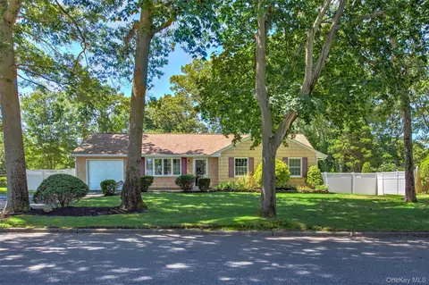 20 Sandpiper Ln, Coram, NY 11727