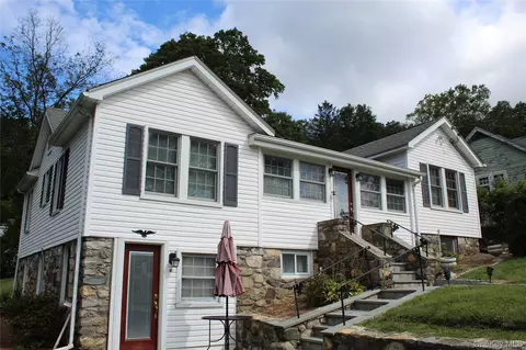 20 Greenwood Dr, Mahopac, NY 10541