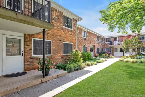 82 Jervis Ave #82, Farmingdale, NY 11735