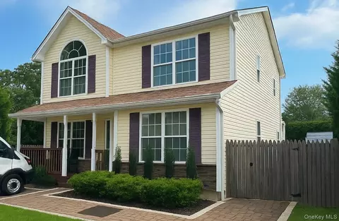 5 Evans Pl, Bay Shore, NY 11706