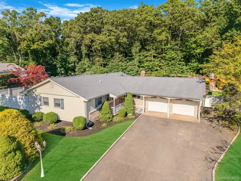 39 Robinhood Ln, Setauket, NY 11733