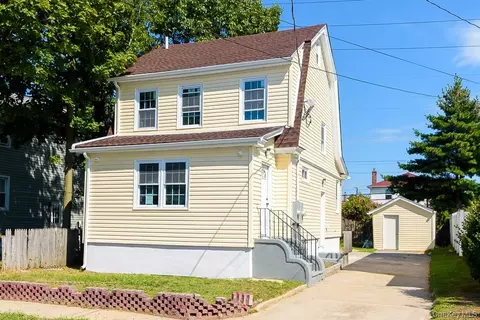 129 Cochran Pl, Valley Stream, NY 11581