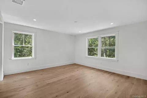 Bedroom - 95 N Summit Blvd, Westhampton, NY 11977 photo 2 of 4