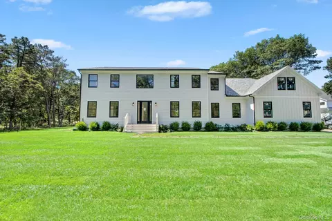 Exterior - 95 N Summit Blvd, Westhampton, NY 11977 photo 4 of 5