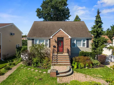 3410 5th St, Oceanside, NY 11572